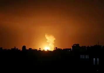 Son dakika: İsrail, Gazze'de Hamas'a ait bazı noktaları vurdu