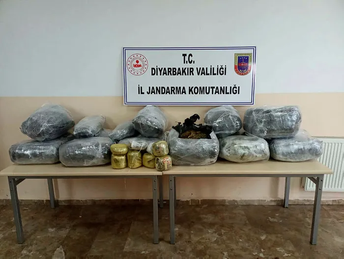 İstanbul’dan Diyarbakır’a ambulansla uzanan uyuşturucu sevkiyatını jandarmanın dikkati bozdu