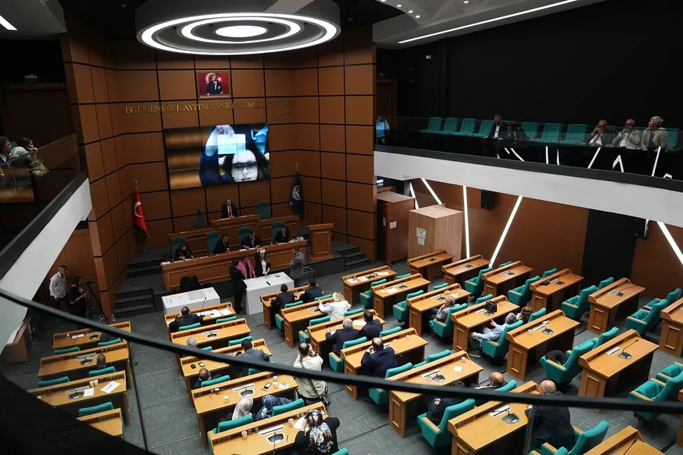 uskudarda-gultekin-donemi-basladi-belediyeyi-sokaktan-yonetecegiz-1788966664077.jpeg Gültekin, seçim sürecinin geride kaldığını belirterek hizmet döneminin başladığını söyledi. (AA)