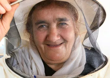 Vanlı kadın arıcılar bal hasadını yaptı