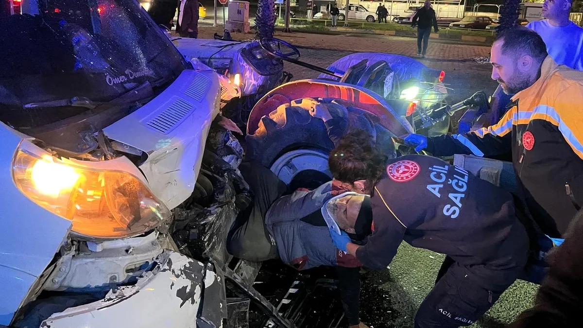 Ters yönde ilerleyen traktör çekici ile çarpıştı: 4 yaralı