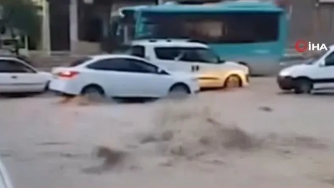 Şanlıurfa'da yağış sele yol açtı! Yarım saat etkili olan yağışla cadde ve sokakları su bastı