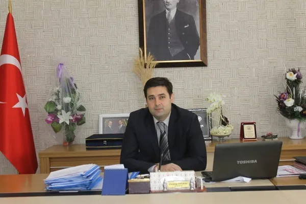 Belediye girişine, ‘Rüşvet alan da veren de mel’undur’ tabelası asıldı - 1