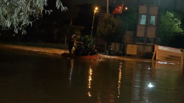 Selden etkilenen Halkalı'da kurtarma operasyonu! 68 kişi sığındıkları kafe çatısından böyle tahliye edildi - 3