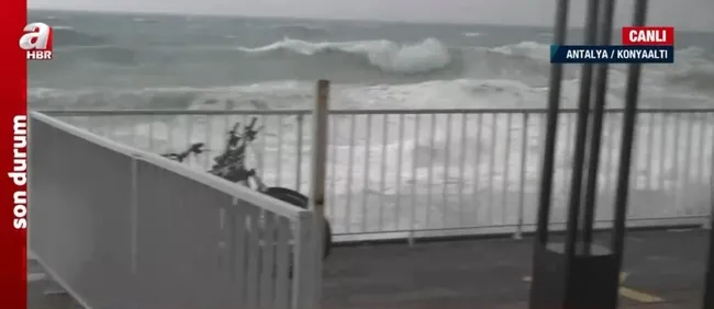 antalyada-firtina-etkili-oluyor-konyaaltinda-dalgalarin-boyu-4-metreyi-asti-1674823946073.jpg