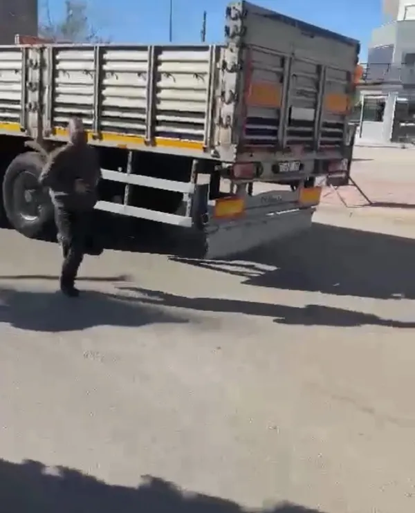 adanada-yol-ortasinda-vahset-tir-soforu-minibuscuyu-vurdu-1672734461592.jpg Adana’da yol ortasında vahşet! TIR şoförü minibüsçüyü vurdu - 1