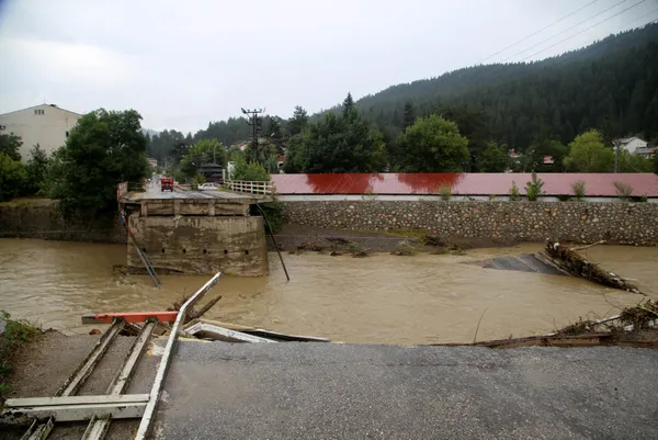 sel-tsunami-gibi-geldi-kastamonu-ve-bartindaki-siddetli-yagis-onune-geleni-yikti-gecti-1628839928509.jpg Sel tsunami gibi geldi! Kastamonu ve Bartın'daki şiddetli yağış önüne geleni yıktı geçti - 1