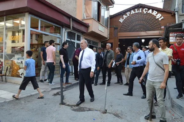 emekli-vatandastan-chpli-faik-oztraka-soguk-dus-niye-ortaligi-birbirine-katiyorsunuz-1658335657618.jpg Emekli vatandaştan CHP'li Faik Öztrak'a soğuk duş: Niye ortalığı birbirine katıyorsunuz? - 1