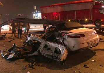Önce bariyerlere girdi sonra camdan fırlayarak taklalar attı! İstanbul'da gece yarısı feci kaza