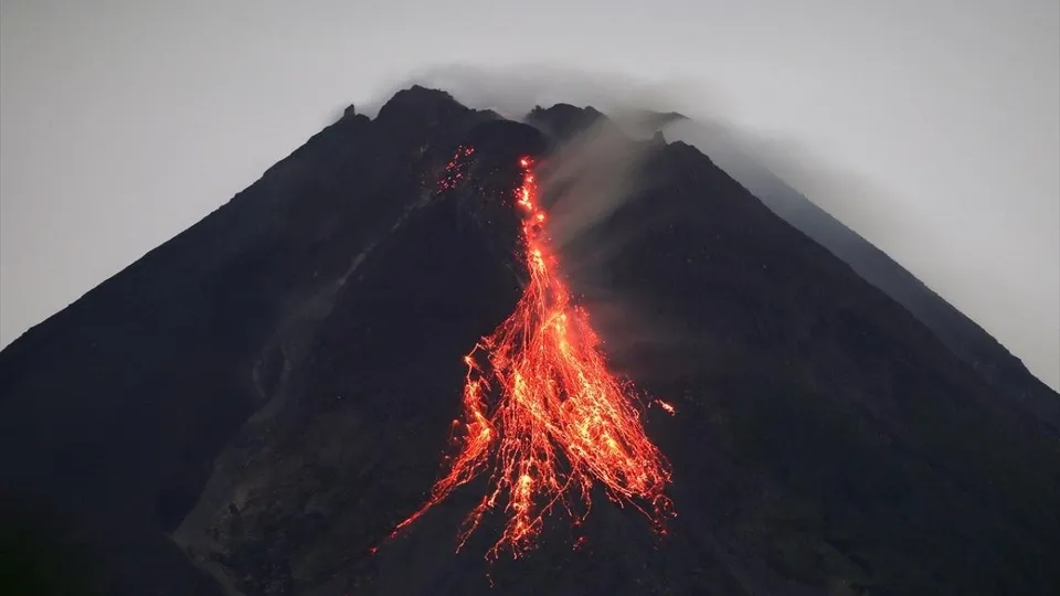 Merapi Yanardağı yeniden fokurdamaya başladı! Bölgede kırmızı alarm