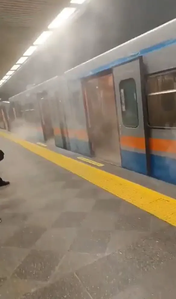 chpli-ibbden-bir-ulasim-skandali-daha-arizalanan-metrodan-dumanlar-yukseldi-vatandaslar-buyuk-panik-yasadi-1711154308842.jpeg
