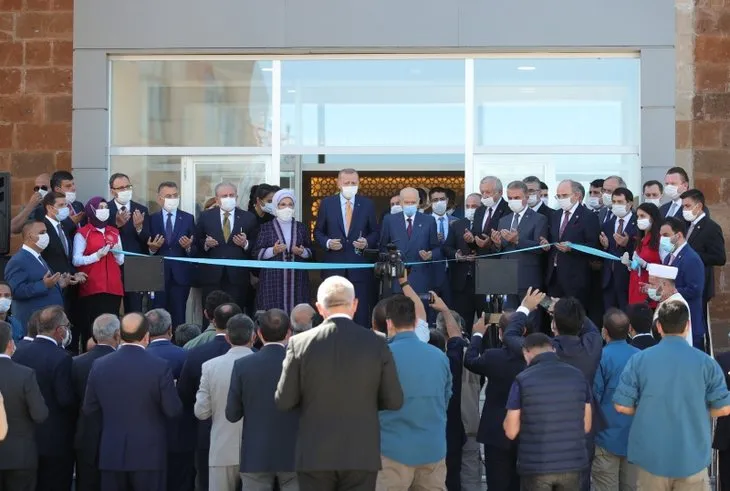 Başkan Erdoğan Bitlis'te! Ahlat Gençlik Merkezi'nin açılışını yaptı