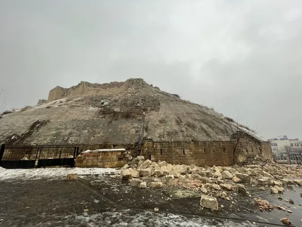 gaziantep-deprem-son-dakika-olu-ve-yarali-var-mi-gaziantep-kalesi-yikildi-mi-77lik-deprem-sonrasi-gaziantep-ka-1675690714304.jpg Gaziantep Kalesi yıkıldı mı? 7.7'lik deprem sonrası Gaziantep Kalesi'ne ne oldu? Gaziantep DEPREM SON DAKİKA | Ölü ve yaralı var mı? Son durum ne? - 3