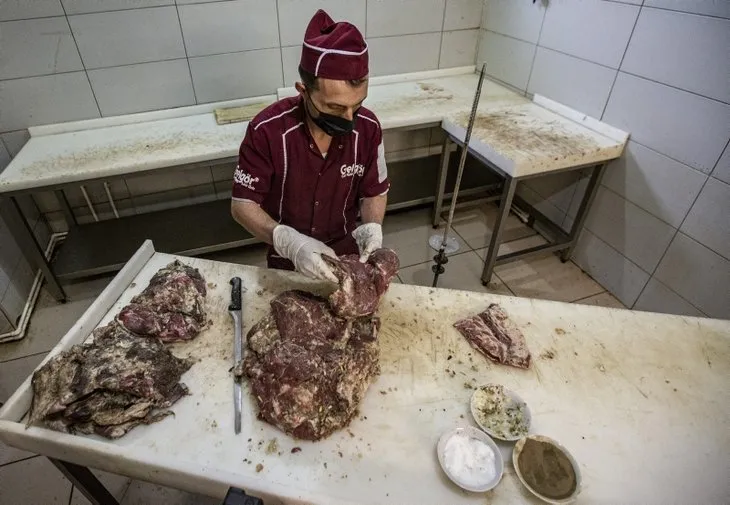 4 gün öncesinden soğan, biber, tuz ve çeşitli baharatlarla terbiye ediliyor! O ilimizin tescilli lezzeti