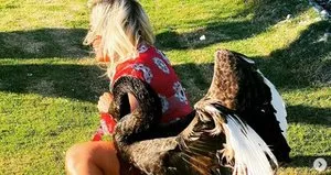 Saba Tümer’e kuğu saldırdı!