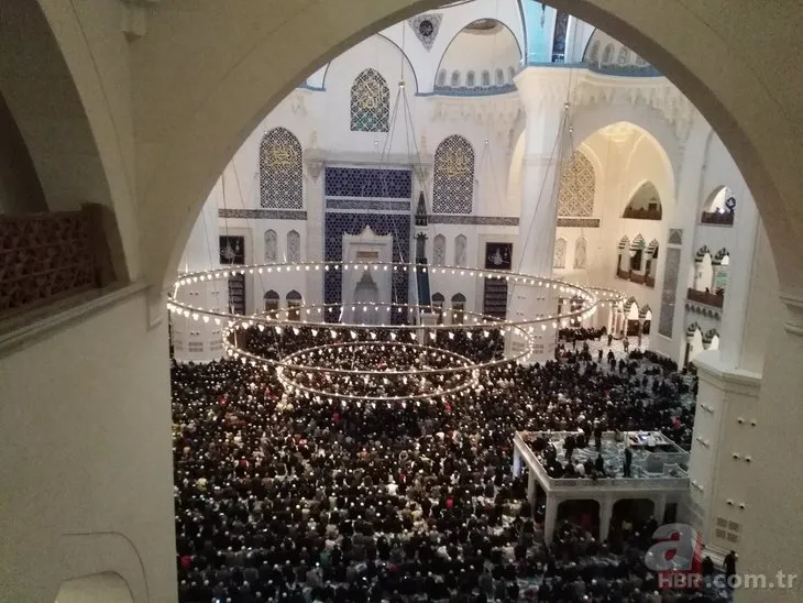Büyük Çamlıca Camii'nde tarihi kalabalık!