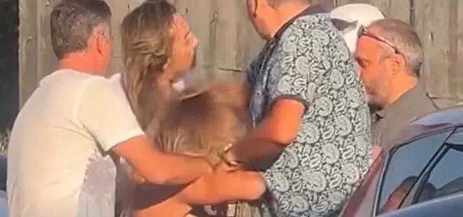 Kadın sürücülerin yol verme kavgası kamerada! Saç saça baş başa birbirlerine girdiler