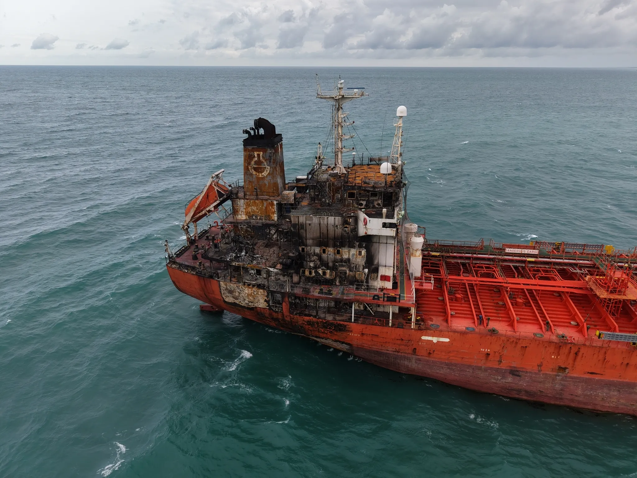 Karadeniz’de dron saldırısına uğrayan tanker karaya oturdu