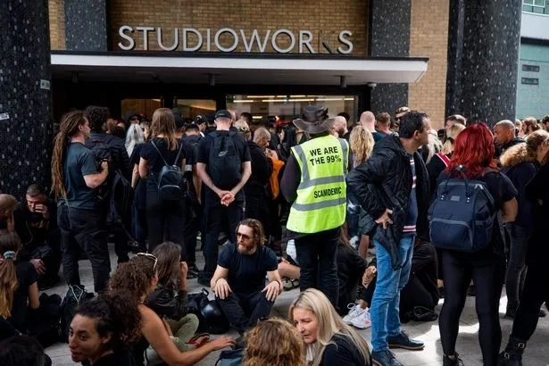 İngiltere’de aşı karşıtları BBC binasını basmaya çalıştı