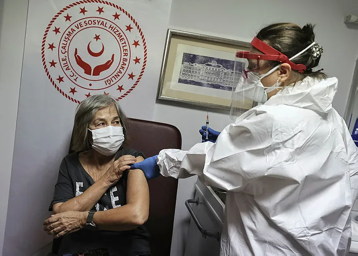 Son dakika: Koronavirüs aşılamasında ikinci adım! Huzurevleri ve bakımevlerinde aşı uygulaması bugün başladı - 1