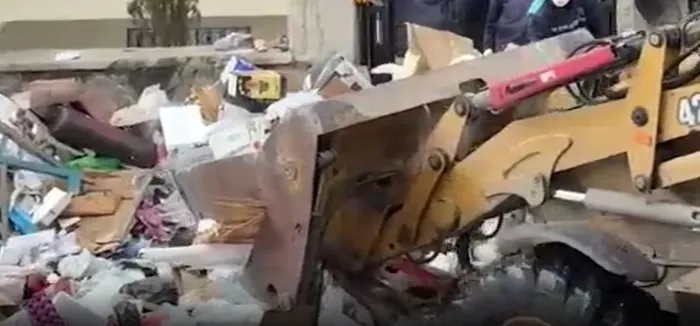 1770969973471.jpeg Erzurum'daki çöp ev şoke etti: 25 ton atığı kepçe ile götürmek zorunda kaldılar - 1