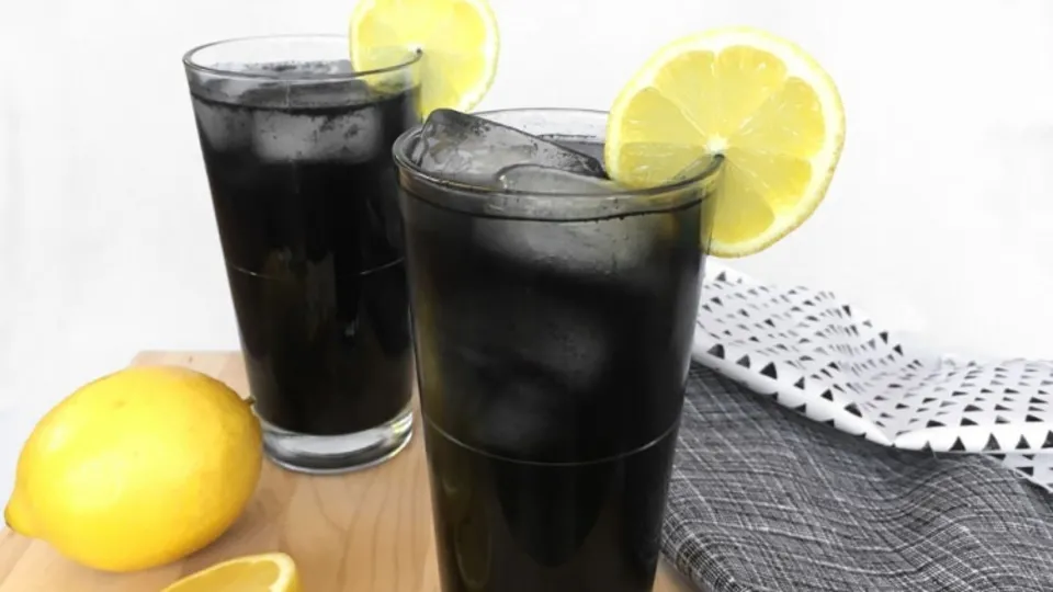 Kömürden yapılan siyah limonata