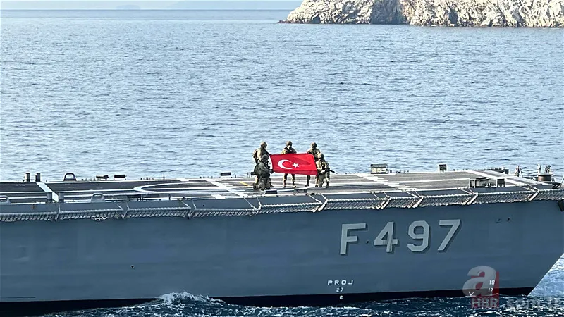 Mavi Vatan’da nefes kesen anlar! SAT timleri adaya bayrak dikti 8