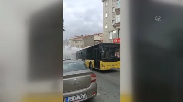 İstanbul'da İETT çilesi! Arızalanan otobüs sokağı dumana boğdu - 4