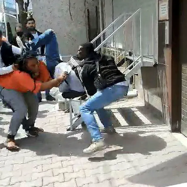 İstanbul’da paraları çalınan Afrikalı çift çılgına döndü! Tekmeli-yumruklu kavga çıktı - 2