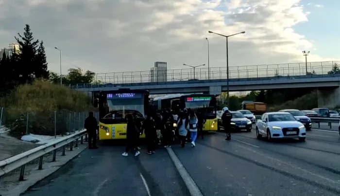 Son dakika: Yine aynı manzara yine İstanbul! İETT otobüslerinden biri arızalandı diğerinin balataları yandı - 5