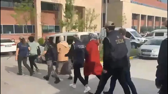 14-ilde-feto-operasyonu-kiskac-12-operasyonunda-60-supheli-yakalandi-1713427319501.jpg 14 ilde FETÖ operasyonu! KISKAÇ-12 operasyonunda 60 şüpheli yakalandı - 1
