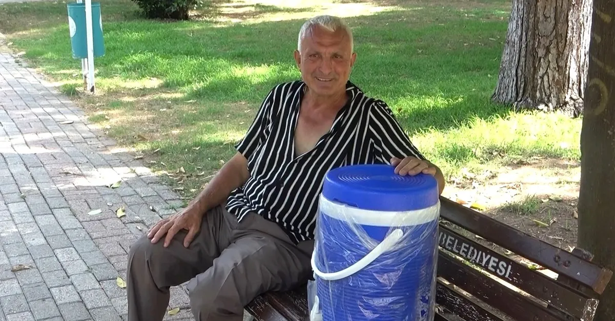 Adana sıcağı vatandaşı termosla gezdirdi