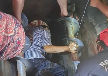 Ölümden böyle döndü! Yem karma makinesine düşen işçiyi itfaiye kurtardı