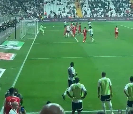 besiktasin-iptal-edilen-golunu-erman-toroglu-yorumladi-top-sahadan-cikti-mi-1692569528968.jpg Beşiktaş'ın iptal edilen golünü Erman Toroğlu yorumladı! Top sahadan çıktı mı? - 4