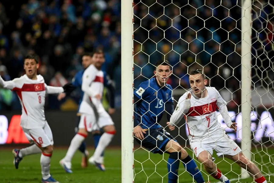 ceyrek-asirlik-hasret-sona-erdi-turkiye-kosovayi-maglup-ederek-dunya-kupasinda-1774990532576.jpg Çeyrek asırlık hasret sona erdi! Türkiye Kosova’yı mağlup ederek Dünya Kupası’nda - 7