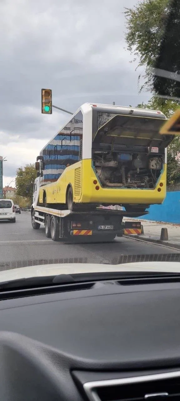 İstanbul’da vatandaşın metrobüs çilesi! Metrelerce kuyruk oluştu...