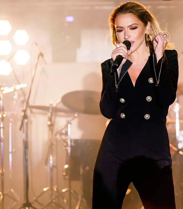 turkiyede-viplerden-inmeyen-hadise-abdde-turist-unlu-sarkici-hadise-new-york-metrosunda-esi-mehmet-dincerlere-1658062640296.jpg Türkiye'de VIP’lerden inmeyen Hadise ABD’de turist! Ünlü şarkıcı Hadise, New York metrosunda eşi Mehmet Dinçerler’e böyle poz verdi - 1