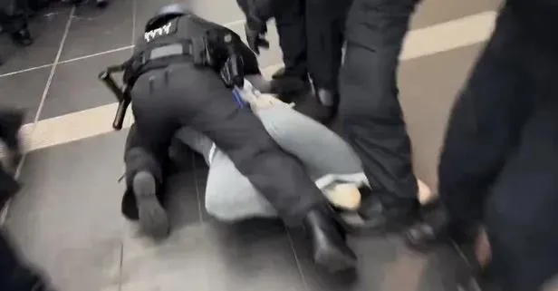 alman-polisinden-soykirimci-israile-destek-filistin-destekcilerini-yerde-surukleyerek-mudahale-ettiler-1711755170297.jpeg Alman polisinden insanlık dışı muamele! Filistin destekçilerini yerde sürükleyerek müdahale ettiler - 3