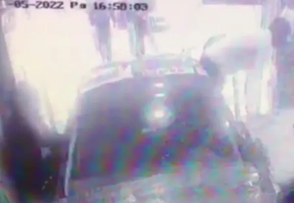 sosyal-medyaya-video-cekme-ugruna-ortaligi-savas-alanina-cevirdi-ehliyetsiz-surucu-firina-daldi-1651577828511.jpg Sosyal medyaya video çekme uğruna ortalığı savaş alanına çevirdi! Ehliyetsiz sürücü fırına daldı - 4