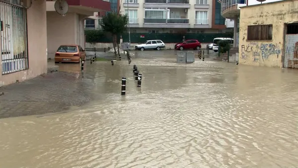Büyükçekmece'de rögarlar taştı sokaklar su altında kaldı! Altyapı nasıl çöktü? - 4