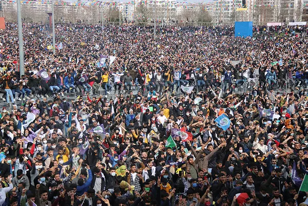 HDP’nin Diyarbakır’daki nevruz etkinliğinde terör örgütü PKK propagandası yapıldı!