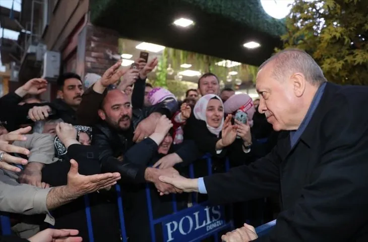 Erdoğan Türk bayraklı halıya ilmek attı