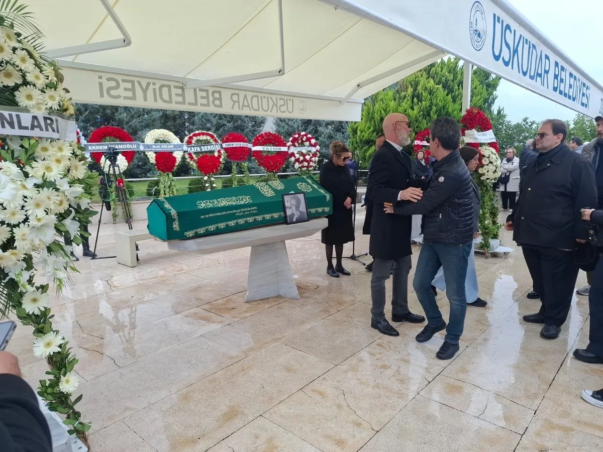 cem-akas-son-yolculuguna-ugurlandi-1793281700142.jpg Cem Akaş son yolculuğuna uğurlandı! Can Öz'den duygulandıran sözler - 2