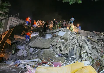 Son dakika: İzmir Valisi Köşger'den depremzedelere barınma yeri çağrısı