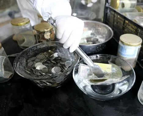 Coronavirüse karşı müzesindeki 4 ton parayı dezenfekte etti - 5