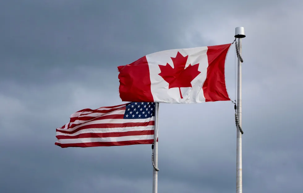 abden-kanada-icin-ortak-uyelik-onerisi-1789556004583.jpg Kanada ve ABD bayrakları, 12 Eylül 2026 Cumartesi günü Ottawa'daki bir stadyumun üzerinde dalgalanıyor. (AP)