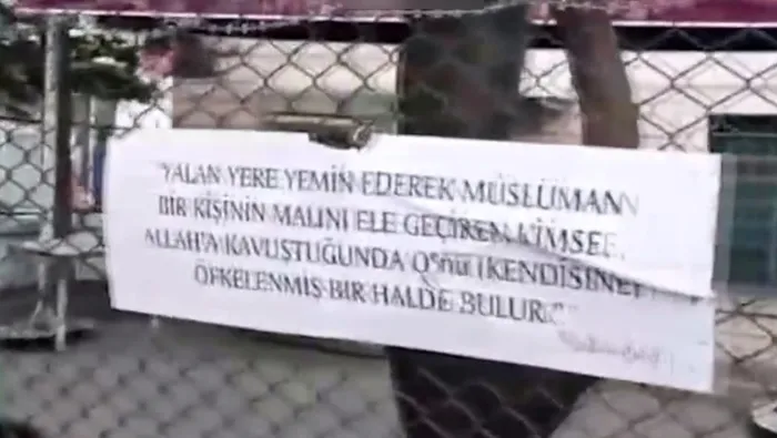 istanbul-fatihte-camiye-cirkin-saldiri-hadis-i-serif-yazili-kagitlari-yirtan-supheli-kacti-1653259221723.jpg İstanbul Fatih'te camiye çirkin saldırı: Hadis-i şerif yazılı kağıtları yırtan şüpheli kaçtı - 1