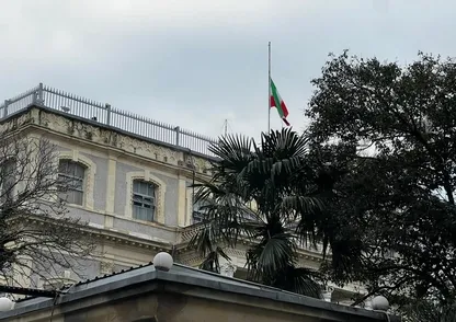 İstanbul İran Başkonsolosluğu’nda bayrak yarıda