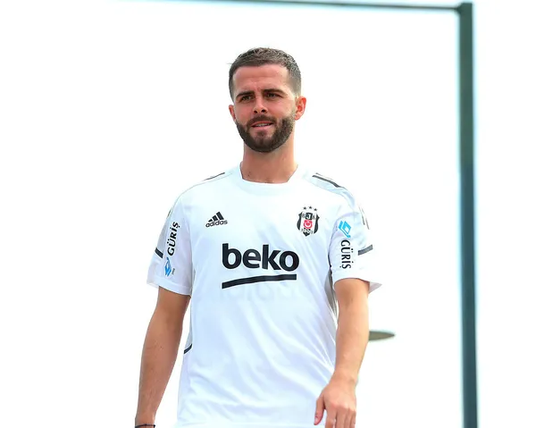 besiktasin-bosnak-yildizi-miralem-pjanic-taraftara-hayran-kaldi-1631388546708.jpg Beşiktaş'ın Boşnak yıldızı Miralem Pjanic taraftara hayran kaldı! - 2