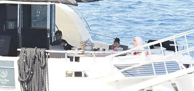 Yıldız futbolcu ailesiyle tekne turu yaptı